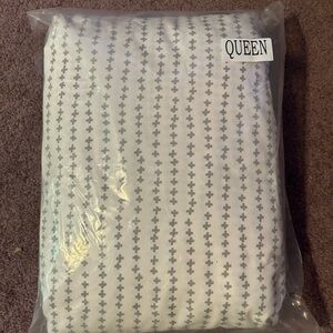 Room Essentials White and Gray Queen Sheet Set